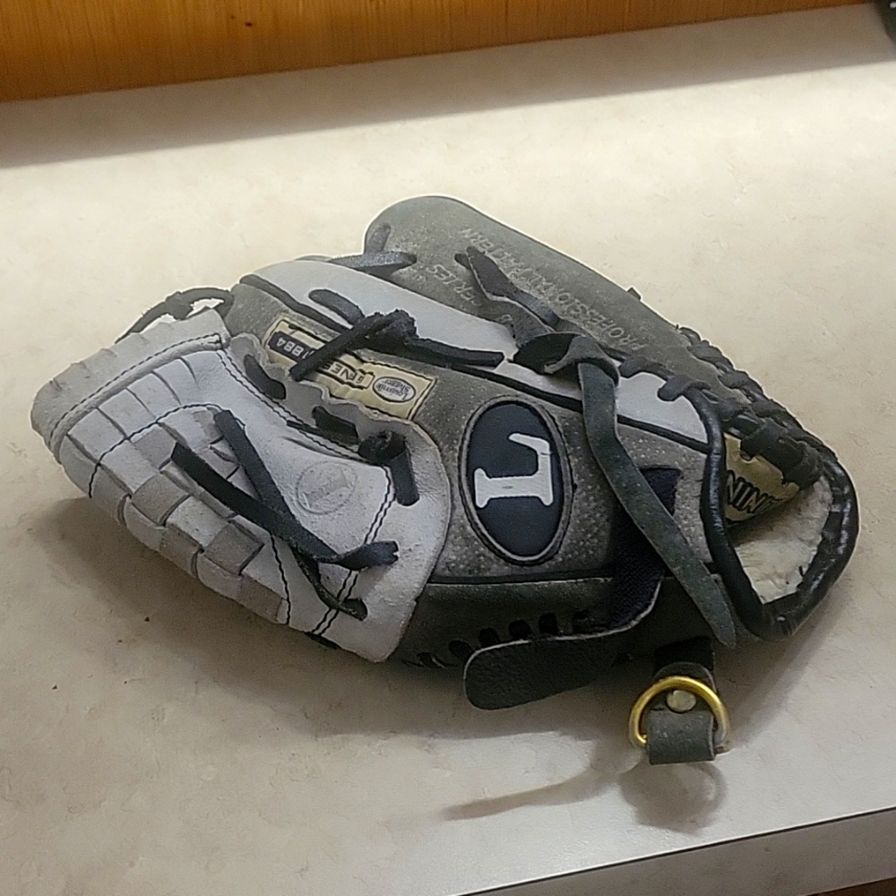 Baseball glove youth Louisville Slugger Genesis 1884 Series 9" - Picture 1 of 4